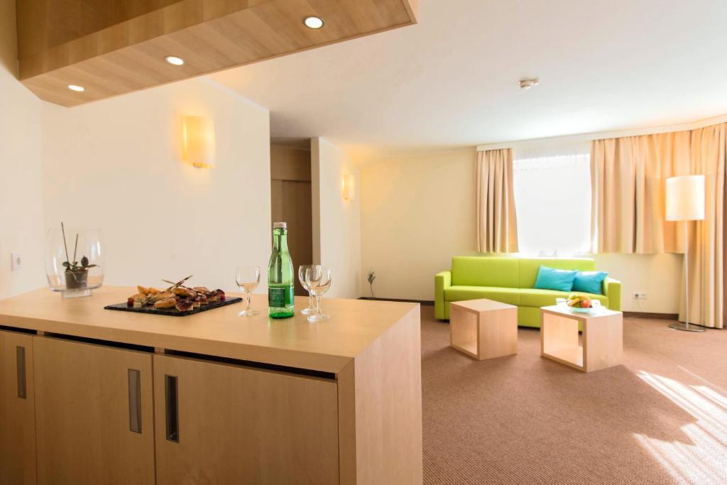 Momentum Hotel Аниф Экстерьер фото