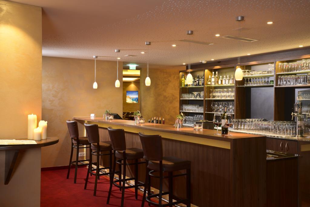 Momentum Hotel Аниф Экстерьер фото